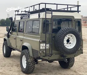  2 Land Rover Defender