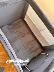  15 سرير اطفال عدة مستويات ( بجانب سرير الام ) يمكن تغيره حسب العمر ويمكن فتحه وضبه وتخزينه لا يأخذ حيز