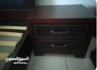  8 سرير مزدوج بني خشب قوي بدون فرشة مع كمودينو عدد2.. وخزانة بتلاث درف سحاب.مع جلد بالوسط درازة