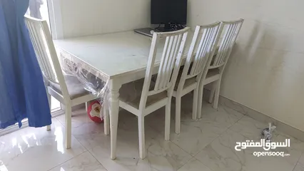  1 Extendable Table with 4 chairs