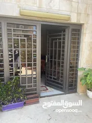  3 شقة مميزة مساحة 250 تراسات امامية وخلفية 160 موقع مميز شارع عواد الفرحان