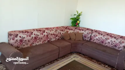  1 طقمين كنب مستعمل بحال الجديد.