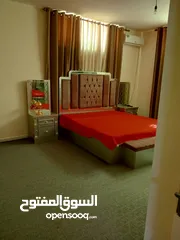  8 شقة مفروشة الحي الجنوبي قرب مدارس دار العلوم  3 غرف نوم  2 حمام  غرفة ضيوف  غرفة صالون  مطبخ . مكيف