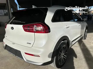  6 Kia Niro Hybrid Clean title 2019