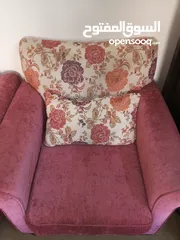 1 طقم خمس مقاعد  ثلاثيه ومفرد عدد 2 خشب سويدي بحاله الوكاله ... استعمال بسيط