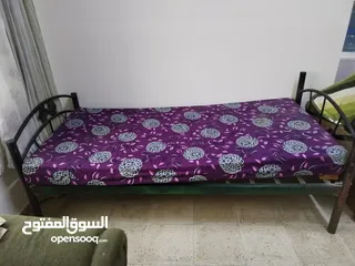  1 سرير حديد بدون فرشه للبيع