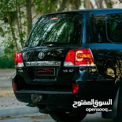  9 Toyota Land Cruiser VXR Excellent Condition Black 2014