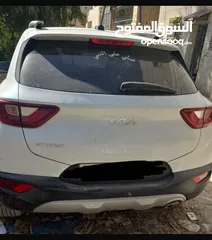  3 كيا ستونيك 2023 فتحة سقف حالة ممتازة لون ابيض عاجي