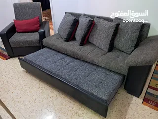  1 كنب بحاله جيد 3 قطع  وقطعه بتفتح طخت