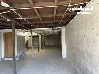 5 مخازن ومستودعات وأرض مصورة للإيجار بمساحات مختلفة