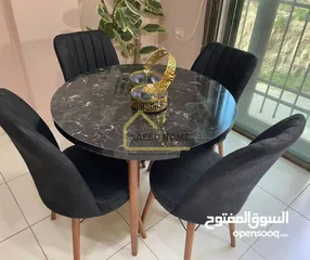  1 طاولة سفرة دائرية مع 4 كراسي سطح الطاولة خشب ملبس فورمايكا – مقاوم للخدوش وسهل التنظيف