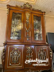  2 طقم كنب مع طاولة سفرة و 2 بوفيه