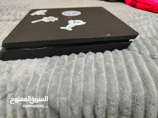  4 بلاستيشن فور سلم حالة سليمة ماشاءالله مع ايدين اصليات مافيهم مشاكل مع راوتر سليم موقع العقبة سعر