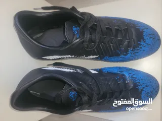  5 ابوات رياضية ل كرة القدم عدد اثنين واحد كبير مقاس 41  وتاني مقاس 36 وارد دبي استخدام جدا بسيط