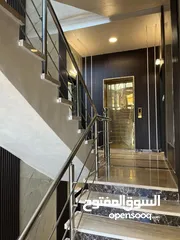  17 بتشطيب فندقي منطقة فلل في اجمل مناطق الحويطي خلف المدارس العالمية