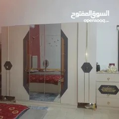  3 غرفة نوم وغرفه ضيوف وثلاجة ومزنون ومرايه وبولير ودربزين درج شاحطين يمين شمال
