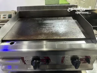  1 عدة مطاعم.