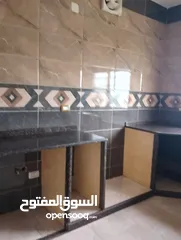  8 يوجد بيت للبيع