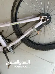  6 بسكليت قليل الاستعمال ما فيه بدالات والعجلات منفسة للبيع