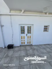  2 شقه طابق ارضي100 متر مع ساحه خارجيه 80 متر مدخل مستقل  وموقف سياره