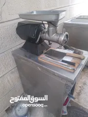  6 عدة مطعم مستعمل بحاله جيده للبيع بداعي السفر يوجد  متفرقات كثيره جاطات ستيل طناجر صواني ميزان