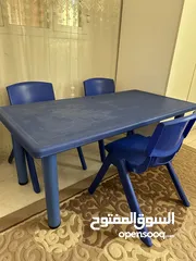  2 طاولة اطفال و3 كراسي