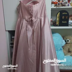  5 فستان لون سومو للبيع لبسة مرة واحدة ع التخرج فخم و جميل محجر من الامام وباكلس ومن الخلف لديه رباطات