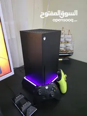  8 Xbox Series X بحالة الكرتونة + إيدتين + ألعاب أصلية + ملحقات شاحن لاسلكي+ نظام تبريد rgb ومداخل usb