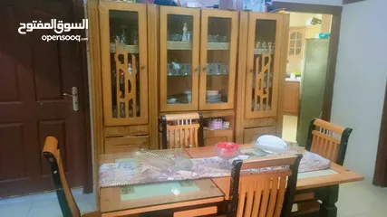  3 طقم كنب مستعمل بحالة جيدة 9 مقاعد و طاولة السفرة مع 4 كراسي
