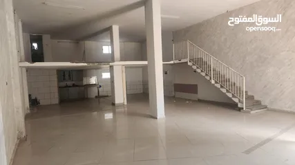  4 محلات للبيع