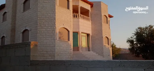  1 فيلا مميزة حجر اربع جهات في الباذان للبيع