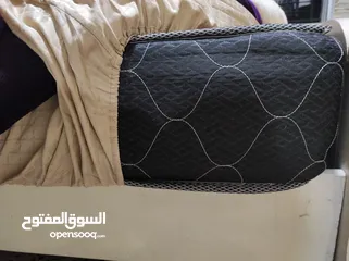  2 تخت حفر لون لؤلؤي مع فرشتة مجوزة تفصيل زنبركية شبة جديدة لون أسود جودة عالية طبية استعمال قليل