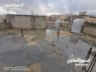  3 منزل قيد الانشاء مع مستودعات جاهزات