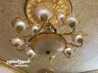  4 ثريا زجاج بالكامل – نظيفة جداً وجاهزة للتركيب 13 لمبة تِلمع ولم تستخدم كَثيراً زجاج فاخر ولمعة راقية
