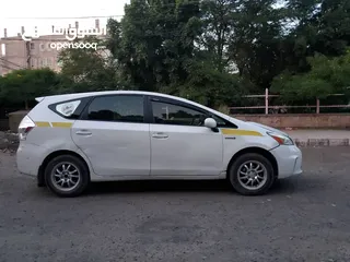  2 بريوس في  2012 Prius V هايبرد