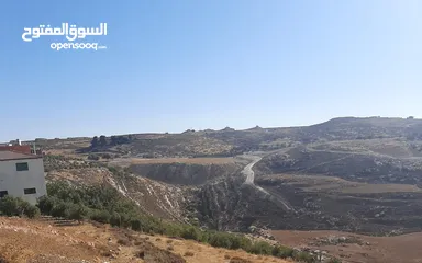  7 ارض مرتفعه مطلة الى الغرب على فلسطين