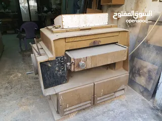  8 عدة ماكنات منجرة نظيفه مع مرابط وعدد اخرى كما هو معروض بالصور