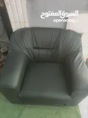  2 طقم كنب جلد للبيع بخاله ممتازه جدا