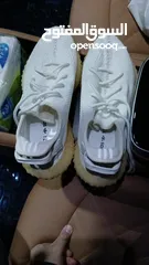  2 shoes Adidas Yeezy original 43وثلث الابيض اصلي والرمادي قياس 44 كوبي  بحاله ممتازه كانه جديد .