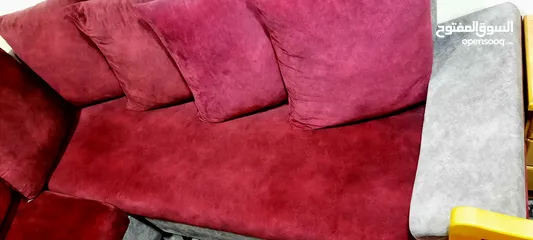  1 للبيع بداعي السفر طقم كورنر مستعمل بحالة الجديد  خشب تنجيد فخم خمري وسلفر مع  طاولة وسط تصميم راقي