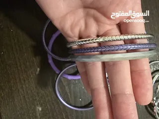  10 اساور بلاستيك بنفسجي، وفضي عدد 15