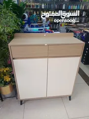  6 خزانة مودرن بستايل اوروبي راقي تصميم خشبي بلون بيج فاتح مع ابواب سادة بلون سكري درجين علويين وبابين