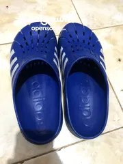  8 جزمتين اديداس (ADILETTE CLOGS) نظيفة للبيع بسعر جبار