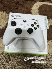  1 يد xbox sereis s/x  مع العلبه معها بطاريه