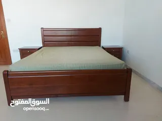  3 تخت مفرد ونص + تسريحة + 2 كوميدانات بحالة والوكالة