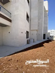  1 شقة فاخرة شبة ارضي 250 متر داخلي و 200 خارجي اعلى من مستوى الشارع في النخيل 4 غرف نوم 2 ماستر مميز