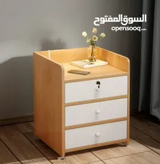  1 كومدينا خشب أنيقة وعملية، 3 جرارات ودرج علوي فيه قفل عشان تحفظ أغراضك الخاصة بأمان!