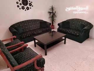  2 طقم كنب 7 مقاعد بحالة ممتازه سويد 4 سم مع مفردتين خشب زان