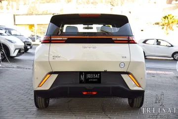  7 بي واي دي سيغول كهربائية بالكامل متوفر باللونين الاسود والبيج 2024 BYD Seagull EV