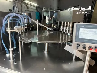  9 ماكينة تعبئة واغلاق أكياس العصير والكريمات والزيوت والمياه وغيرها
